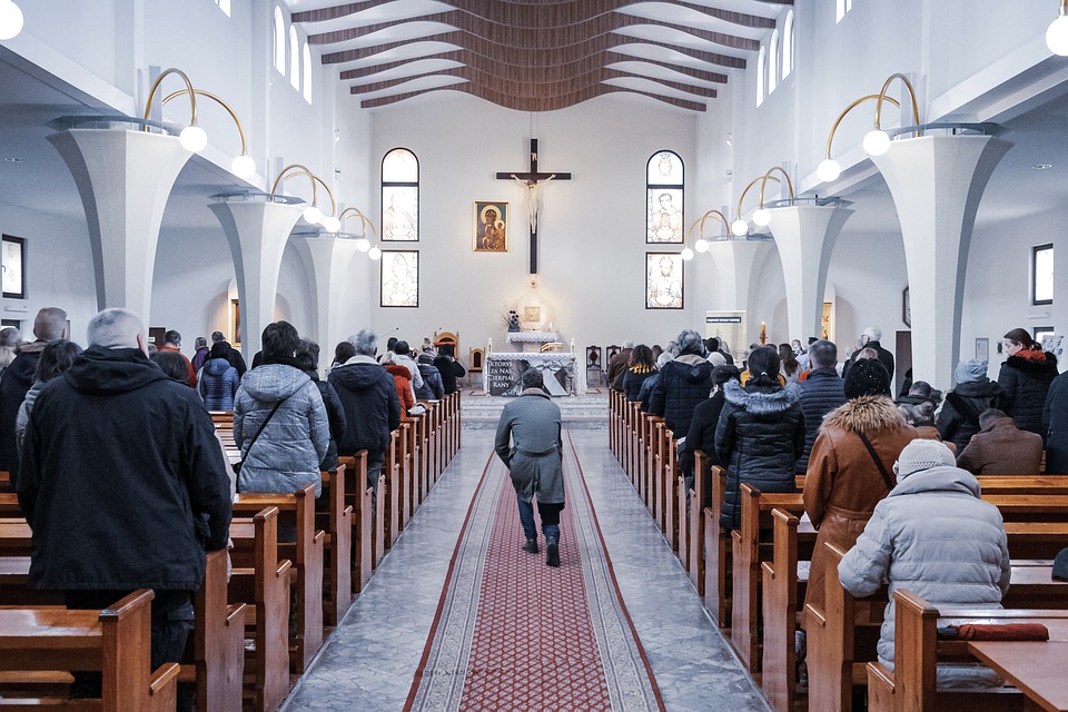 Detail Gambar Orang Berdoa Di Gereja Nomer 17
