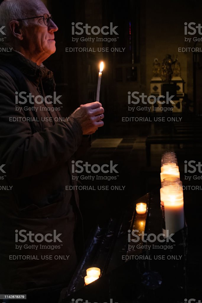 Detail Gambar Orang Berdoa Di Gereja Nomer 47
