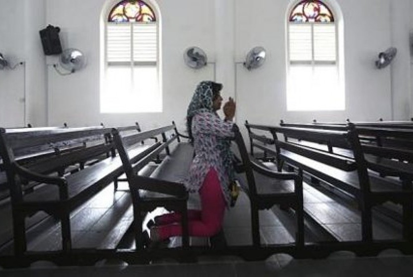 Detail Gambar Orang Berdoa Di Gereja Nomer 6