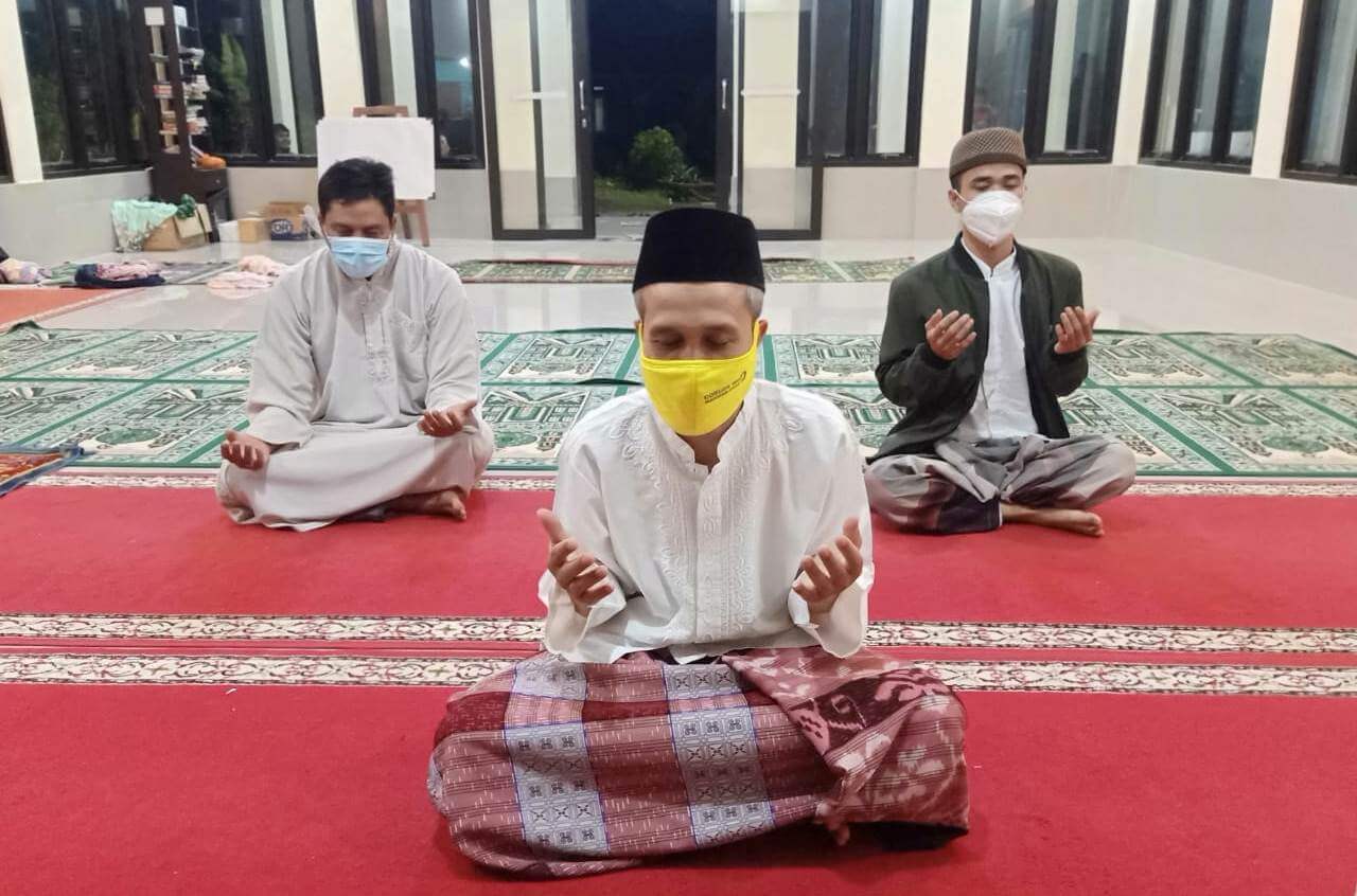 Detail Gambar Orang Berdoa Di Masjid Nomer 12