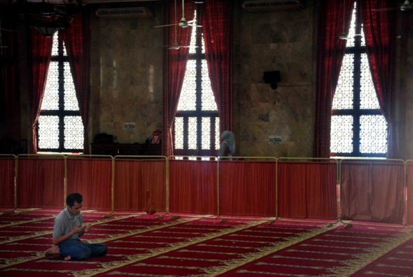 Detail Gambar Orang Berdoa Di Masjid Nomer 13