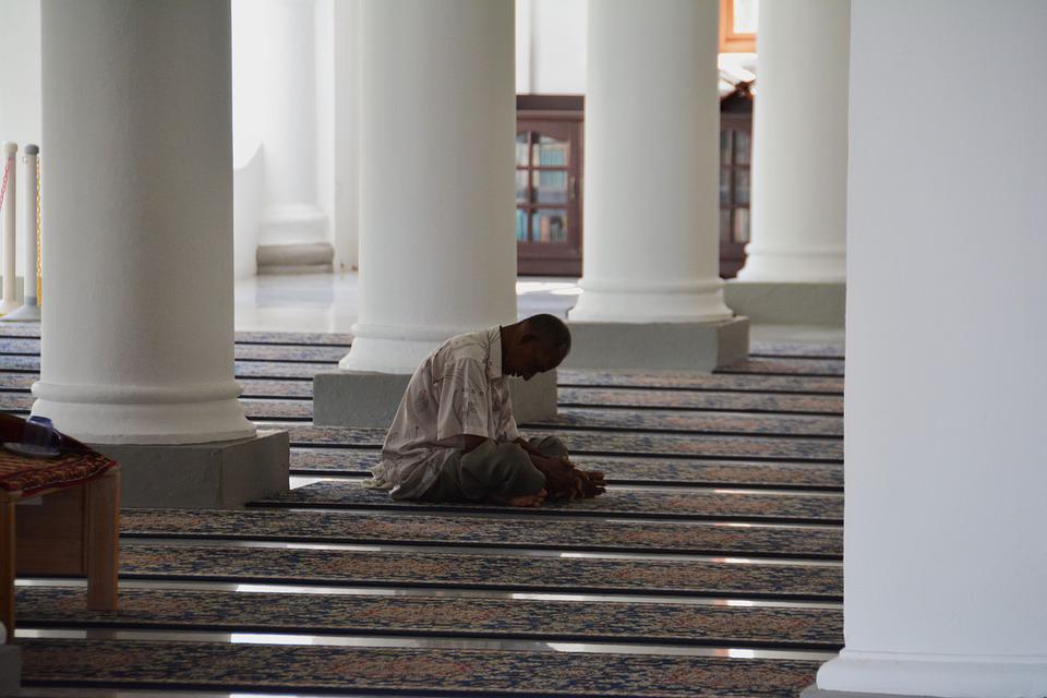 Detail Gambar Orang Berdoa Di Masjid Nomer 3