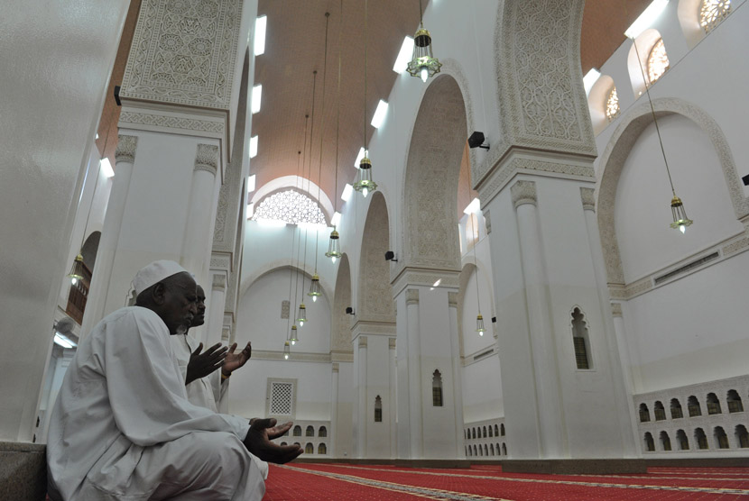 Detail Gambar Orang Berdoa Di Masjid Nomer 28