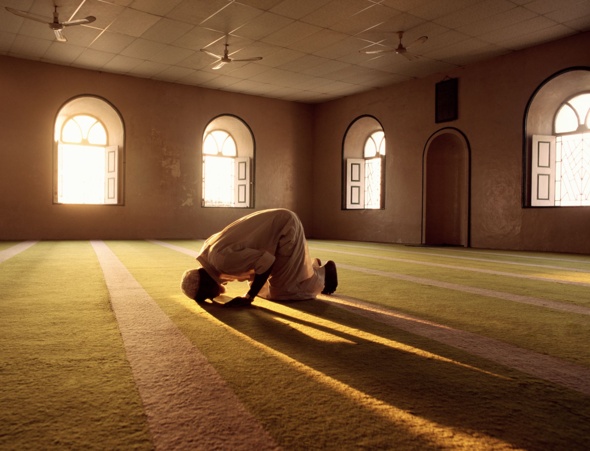 Detail Gambar Orang Berdoa Di Masjid Nomer 4