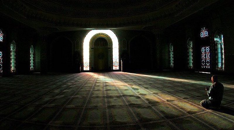 Download Gambar Orang Berdoa Di Masjid Nomer 32