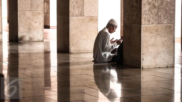 Detail Gambar Orang Berdoa Di Masjid Nomer 55