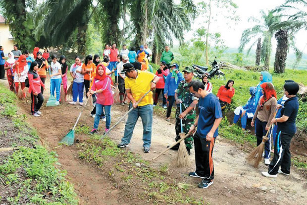 Detail Gambar Orang Bergotong Royong Nomer 3