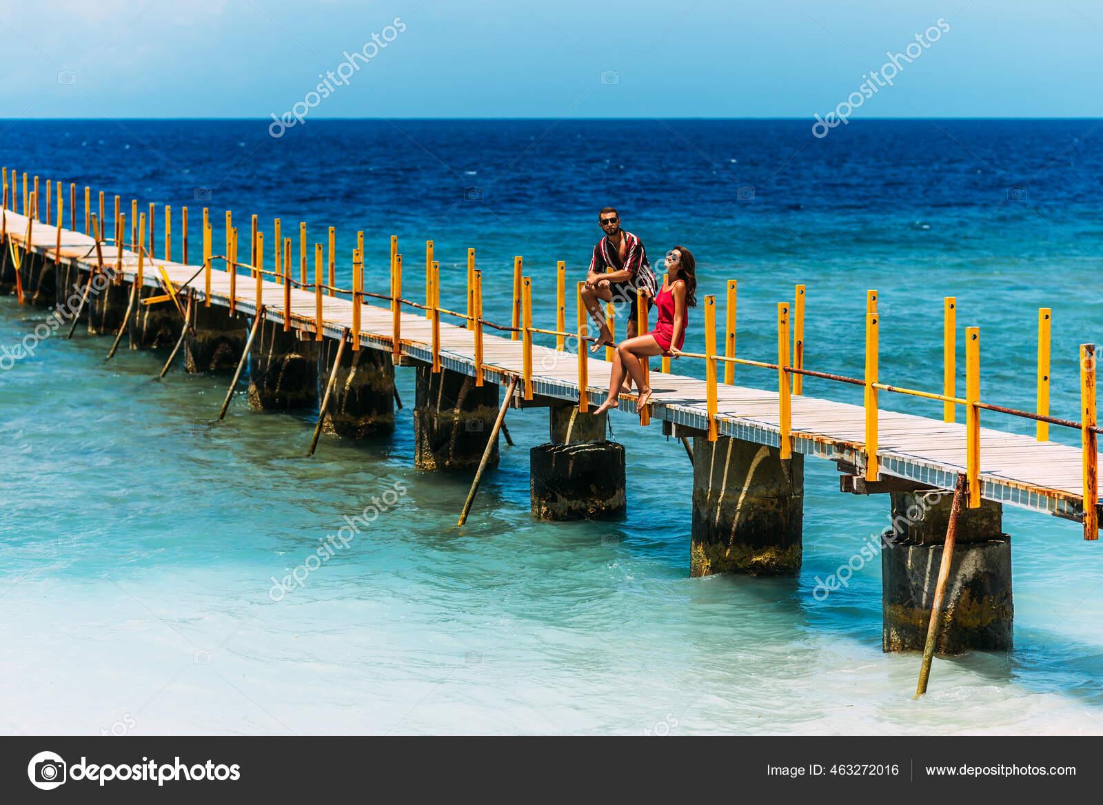 Gambar Orang Berjalan Menuju Pantai Diatas Dermaga - KibrisPDR