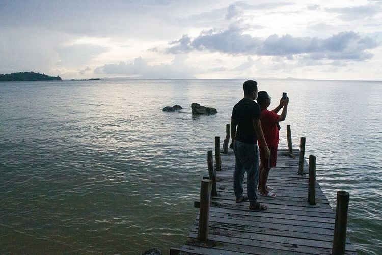 Detail Gambar Orang Berjalan Menuju Pantai Diatas Dermaga Nomer 17