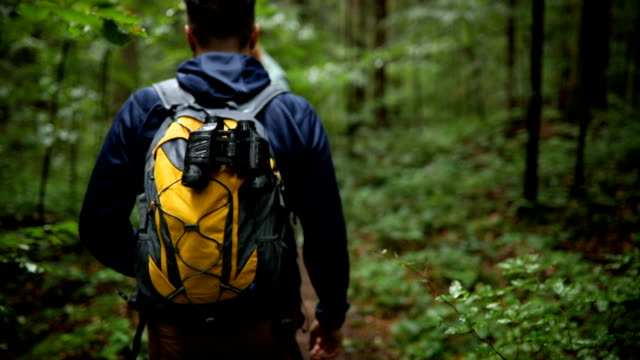 Detail Gambar Orang Berjalan Sendirian Di Hutan Membawa Tas Nomer 2