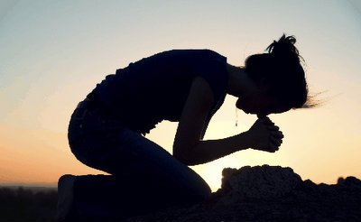 Detail Gambar Orang Berlutut Berdoa Nomer 7