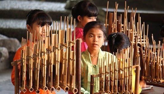 Detail Gambar Orang Bermain Angklung Nomer 9