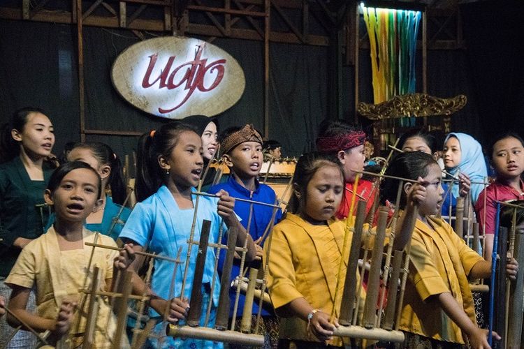 Detail Gambar Orang Bermain Angklung Nomer 23