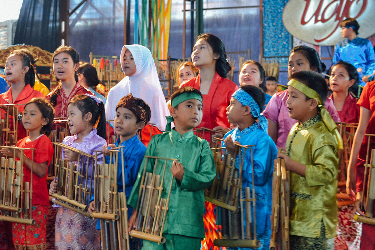 Detail Gambar Orang Bermain Angklung Nomer 24