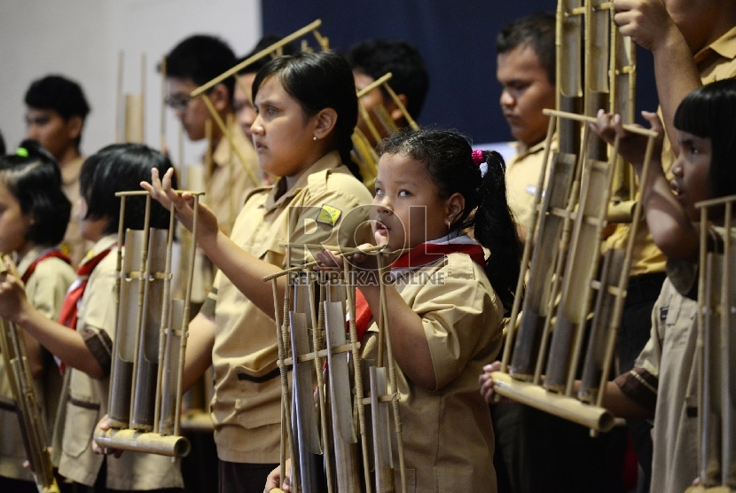 Detail Gambar Orang Bermain Angklung Nomer 29