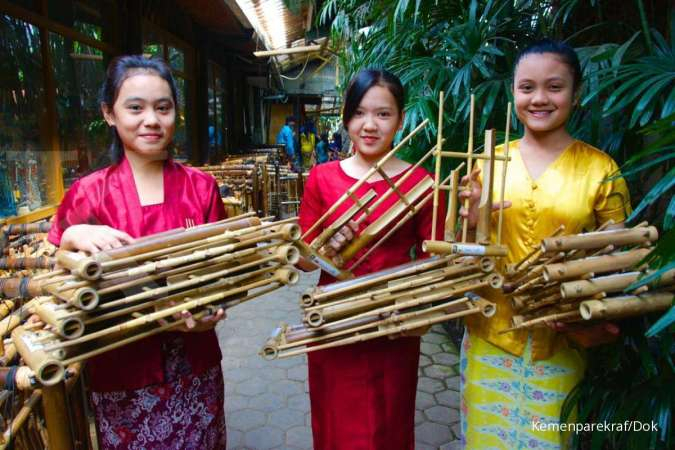 Detail Gambar Orang Bermain Angklung Nomer 46