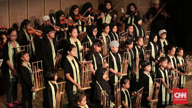 Detail Gambar Orang Bermain Angklung Nomer 7