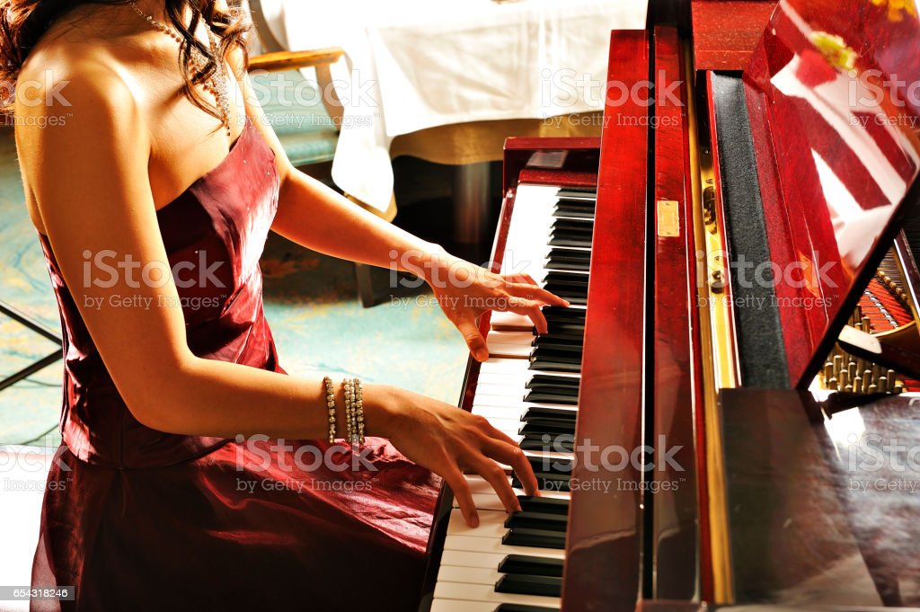 Detail Gambar Orang Bermain Musik Piano Nomer 44