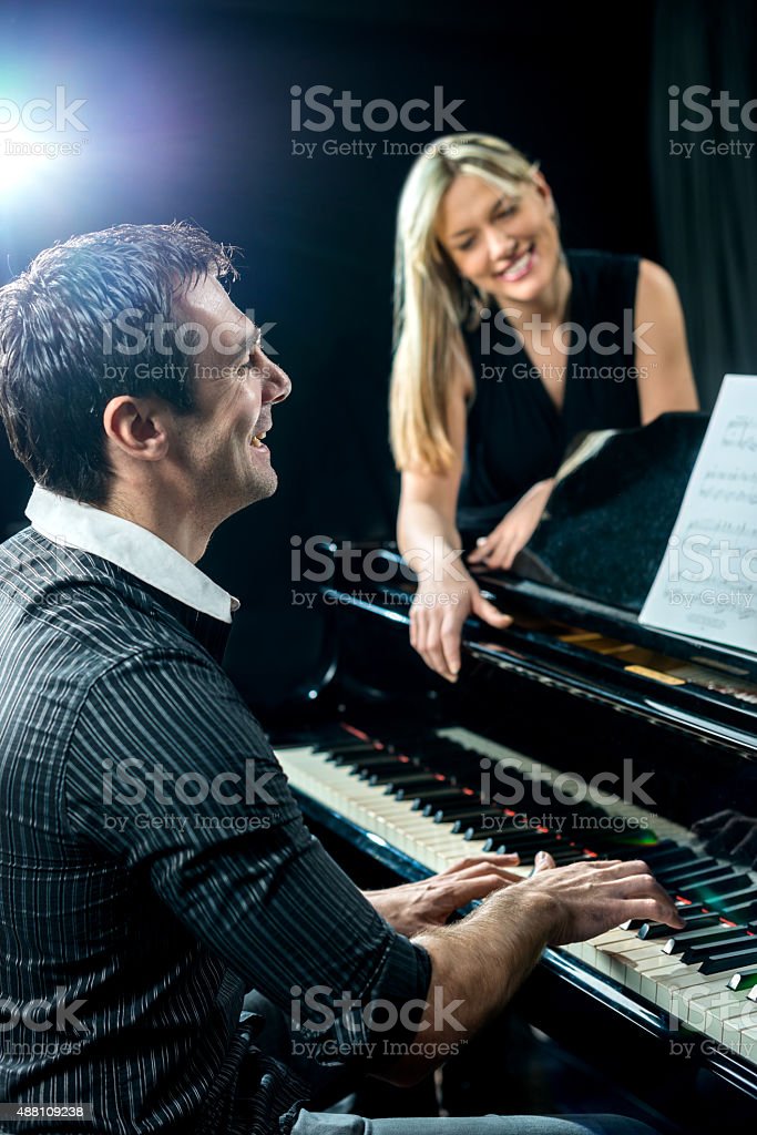 Detail Gambar Orang Bermain Musik Piano Nomer 51