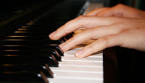 Detail Gambar Orang Bermain Piano Nomer 3