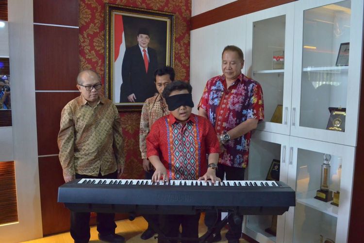 Detail Gambar Orang Bermain Piano Nomer 49