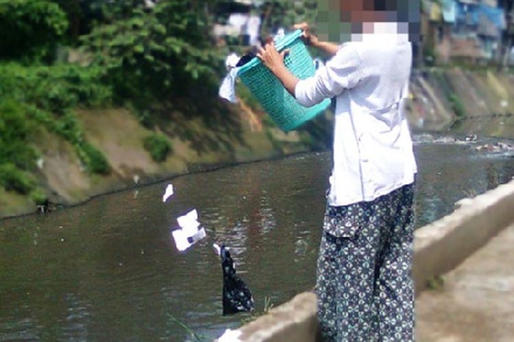 Gambar Orang Buang Sampah Di Sungai - KibrisPDR