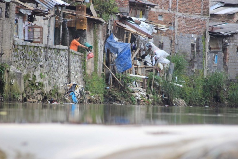 Detail Gambar Orang Buang Sampah Di Sungai Nomer 8