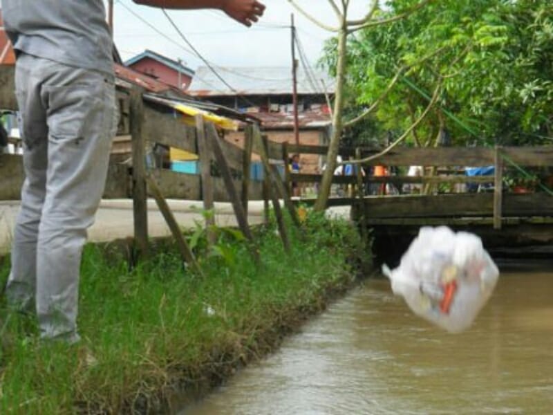Detail Gambar Orang Buang Sampah Di Sungai Nomer 10