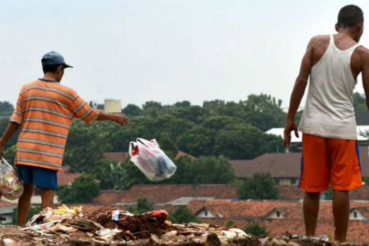 Detail Gambar Orang Buang Sampah Di Sungai Nomer 12