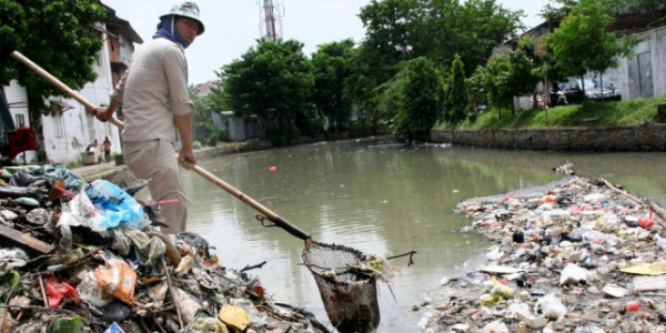 Detail Gambar Orang Buang Sampah Di Sungai Nomer 16