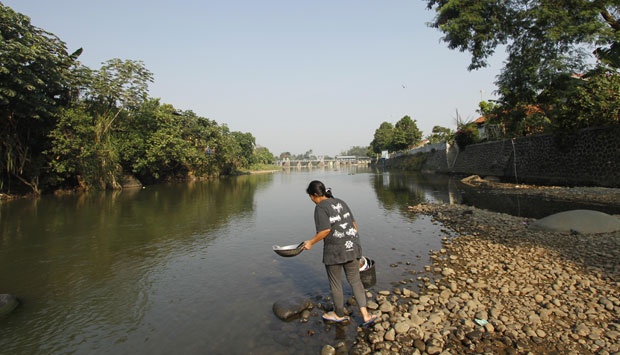 Detail Gambar Orang Buang Sampah Di Sungai Nomer 19