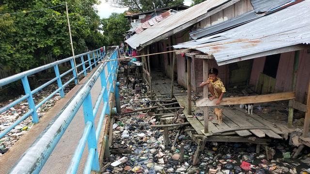 Detail Gambar Orang Buang Sampah Di Sungai Nomer 22