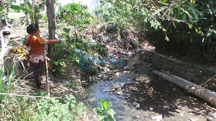 Detail Gambar Orang Buang Sampah Di Sungai Nomer 27