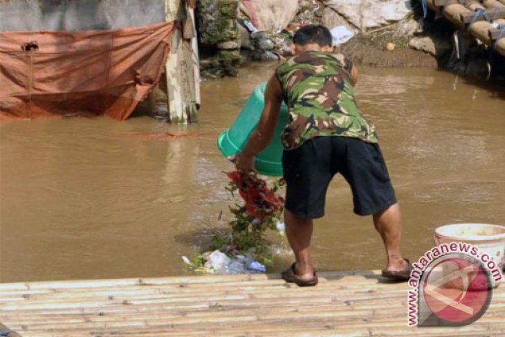 Detail Gambar Orang Buang Sampah Di Sungai Nomer 4