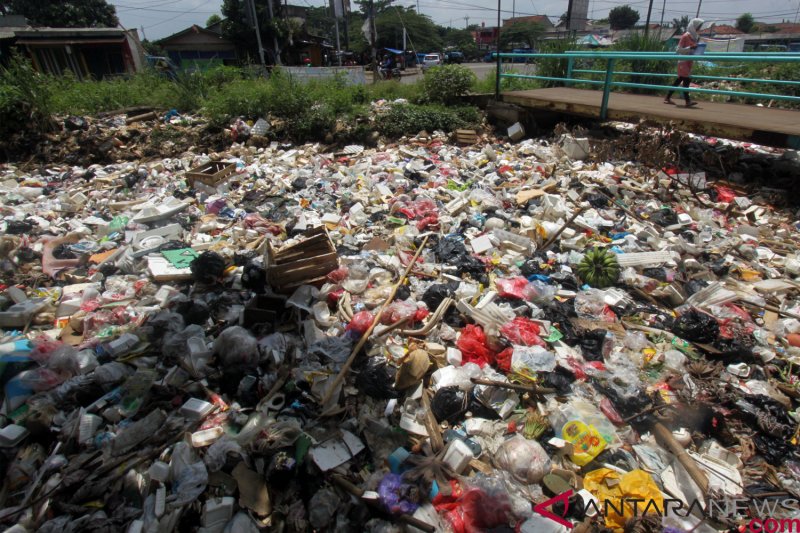 Detail Gambar Orang Buang Sampah Di Sungai Nomer 35