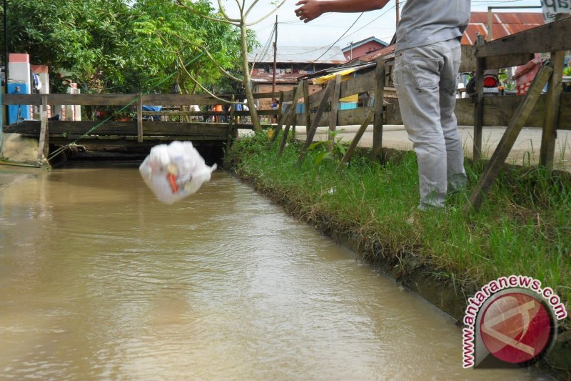 Detail Gambar Orang Buang Sampah Di Sungai Nomer 6