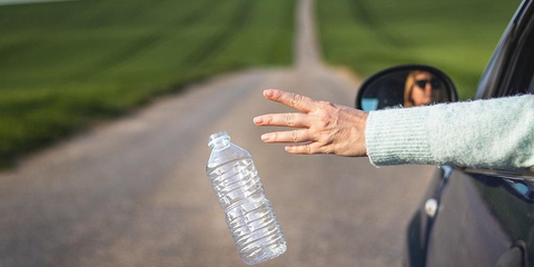 Detail Gambar Orang Buang Sampah Sembarangan Nomer 8