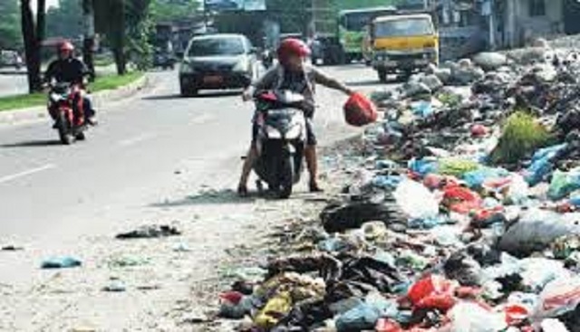 Gambar Orang Buang Sampah Sembarangan - KibrisPDR