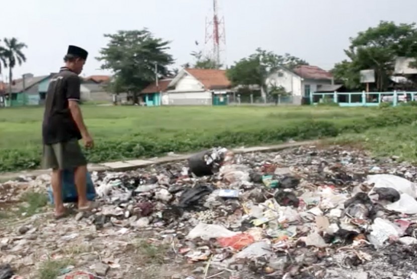 Detail Gambar Orang Buang Sampah Sembarangan Nomer 22