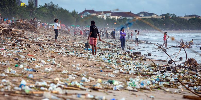 Detail Gambar Orang Buang Sampah Sembarangan Nomer 4