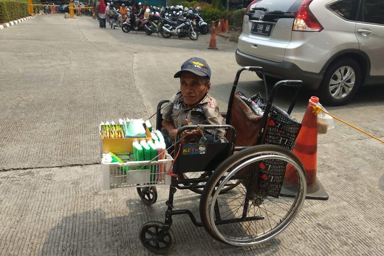 Detail Gambar Orang Cacat Pakai Kursi Roda Nomer 3
