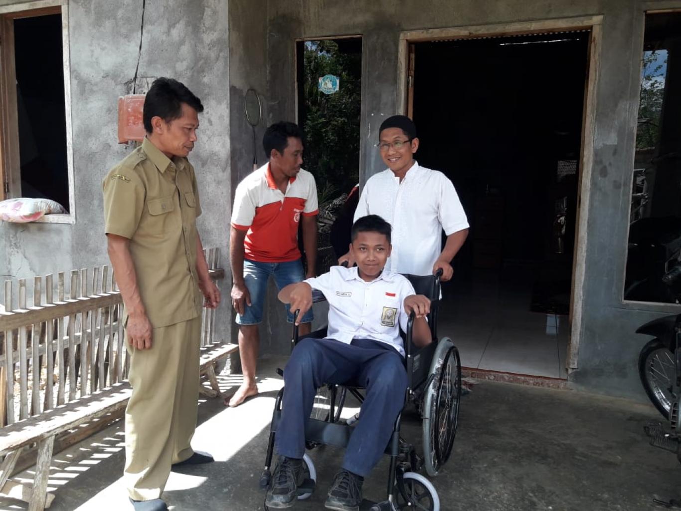 Detail Gambar Orang Cacat Pakai Kursi Roda Nomer 54