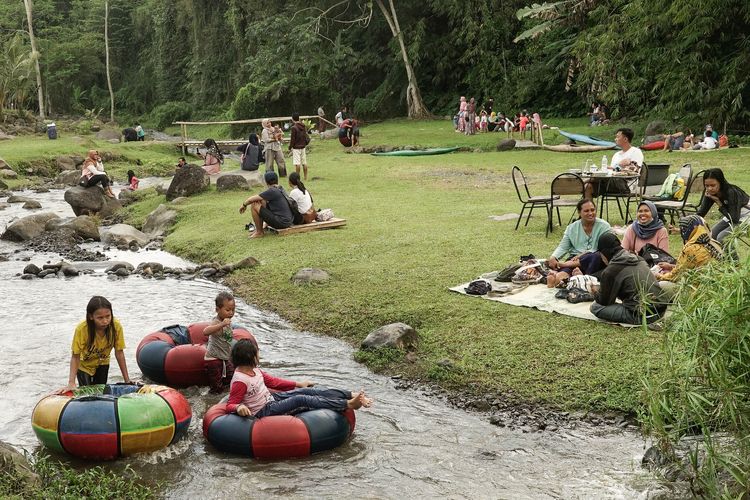 Download Gambar Orang Cuci Makanan Di Sungai Nomer 31
