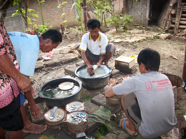 Detail Gambar Orang Cuci Makanan Di Sungai Nomer 45