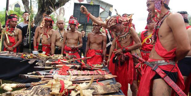 Detail Gambar Orang Dayak Asli Nomer 8