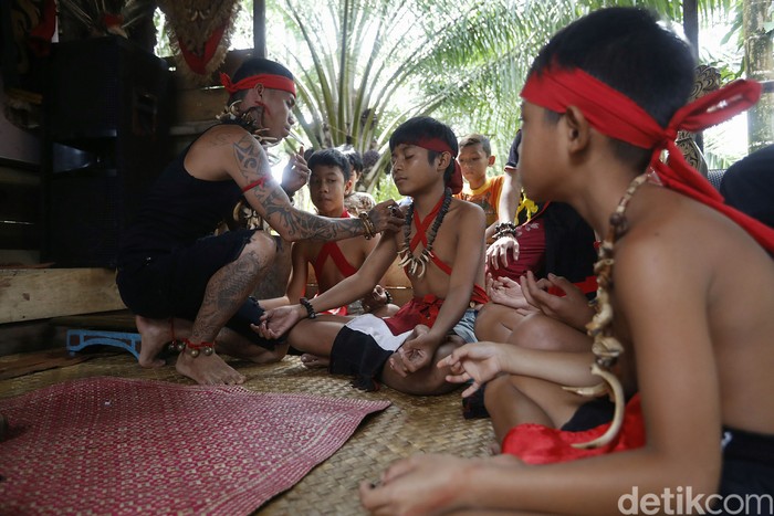 Detail Gambar Orang Dayak Kalimantan Nomer 42