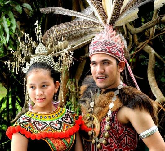 Detail Gambar Orang Dayak Laki Laki Dan Perempuan Nomer 2