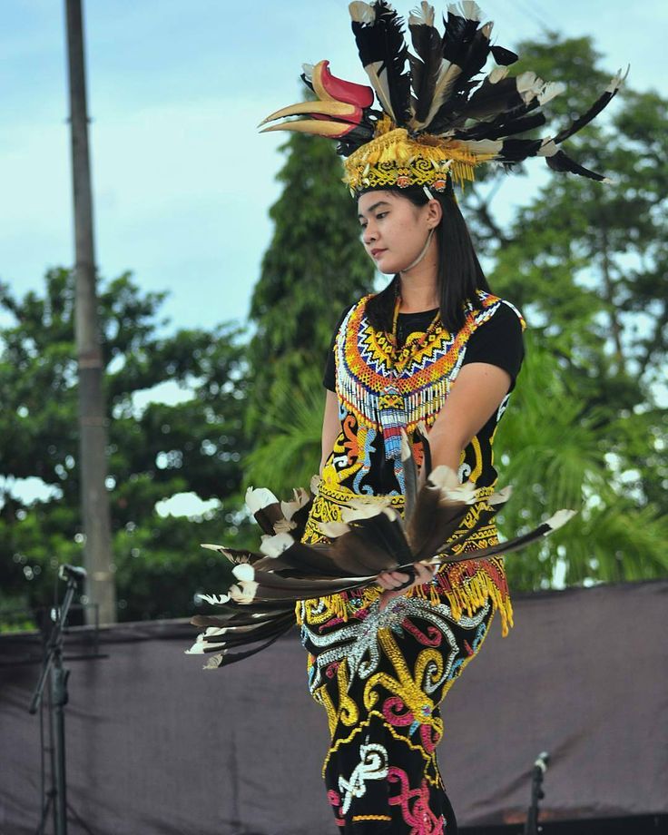 Detail Gambar Orang Dayak Laki Laki Dan Perempuan Nomer 19