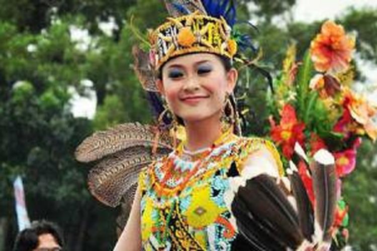 Detail Gambar Orang Dayak Laki Laki Dan Perempuan Nomer 36