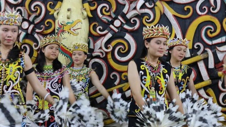 Detail Gambar Orang Dayak Laki Laki Dan Perempuan Nomer 43